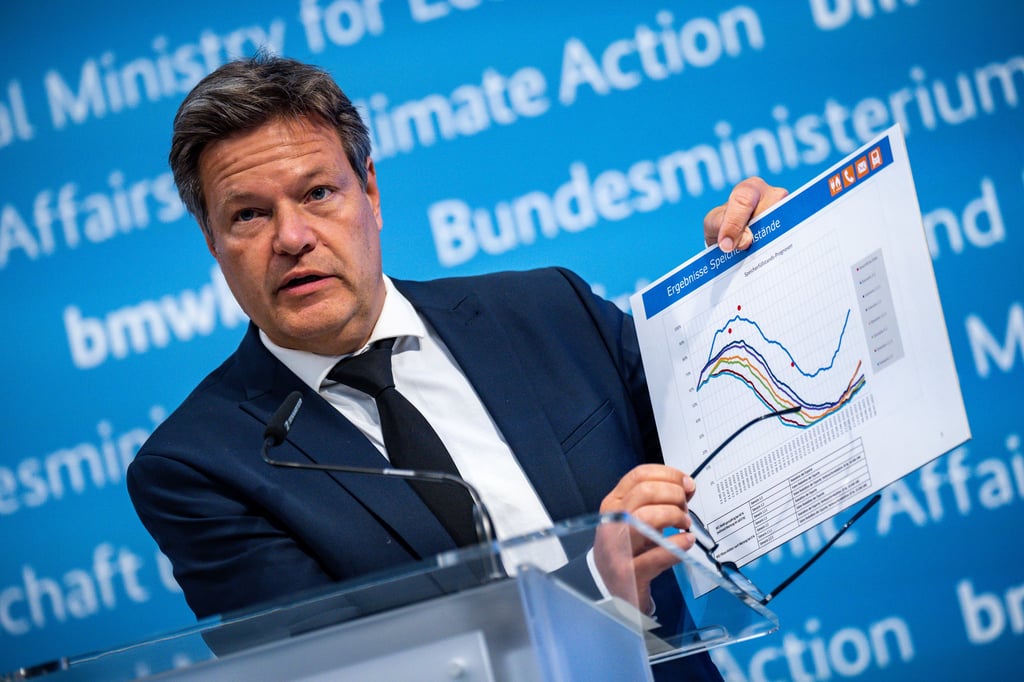 Berlin: Robert Habeck (Bündnis 90/Die Grünen), Bundesminister für Wirtschaft und Klimaschutz, spricht bei einem Pressestatement zur Energie und Versorgungssicherheit. Habeck hat die Alarmstufe des Notfallplans Gas ausgerufen. Nach dem Angriff von Russland auf die Ukraine wird die Versorgung mit Gas knapp.