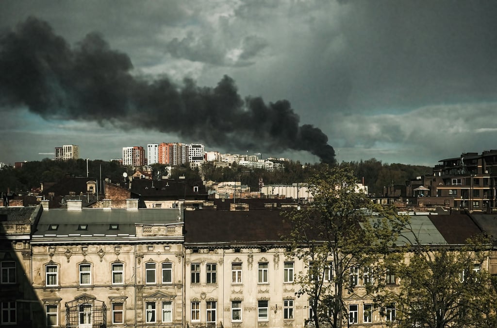 Rauch steigt nach einem Raketenangriff am Horizont der Stadt Lwiw auf.