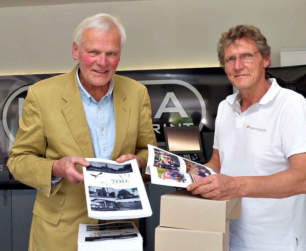 Christoph von Katte (links) bei der Übergabe der Chroniken in der Firma von Jörg Kluge in Schönhausen. Dieser hatte die 100 Hefte innerhalb von drei Tagen gedruckt und gebunden.