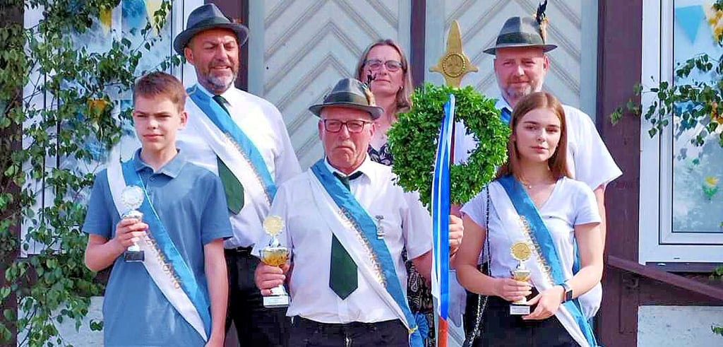 Die Langelner Majestäten: Francois Kindler und Inga Volkmann, Kommandeur Andy Krosch (hinten von links) Alexander Lippert, Hubertus Festerling und Ann-Sophie Lippert (vorn von links)