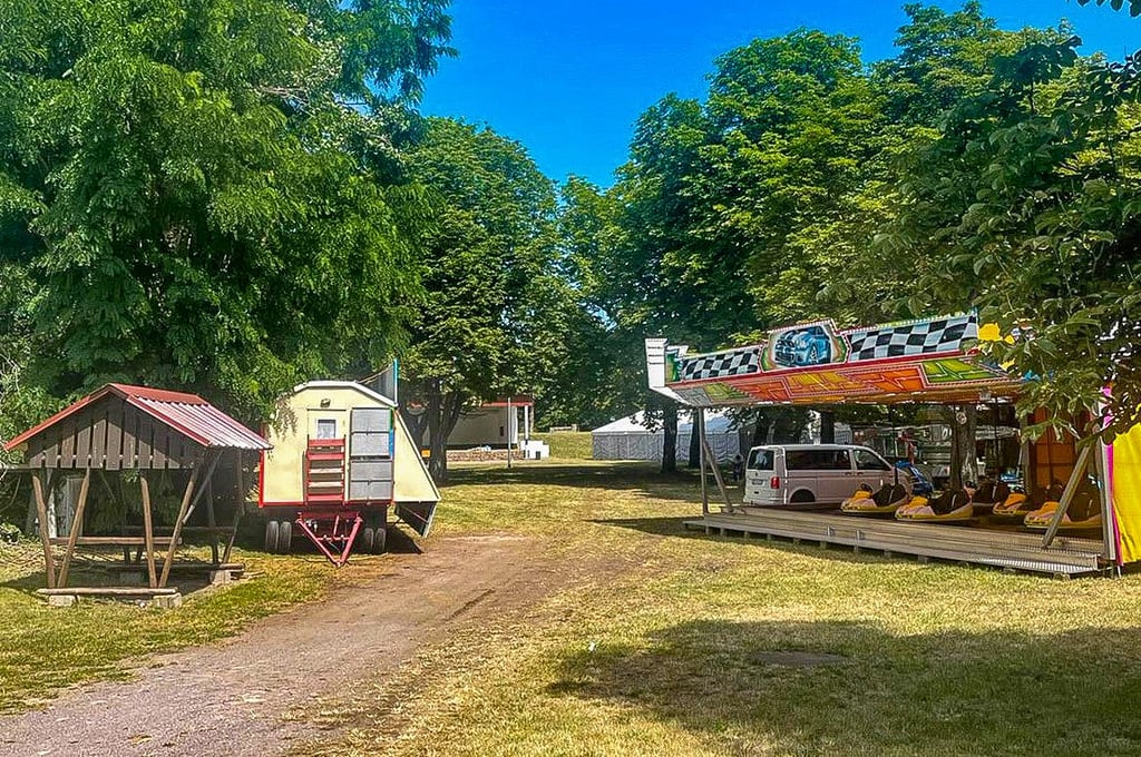 Am Schützenplatz wird am Mittwoch bereits fleißig aufgebaut.