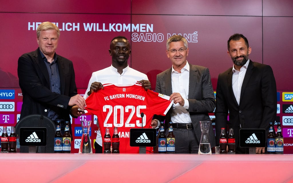 Vorstandschef Oliver Kahn (l-r), Neuzugang Sadio Mané, Vereinspräsident Herbert Hainer und Sportdirektor Hasan Salihamidzic.