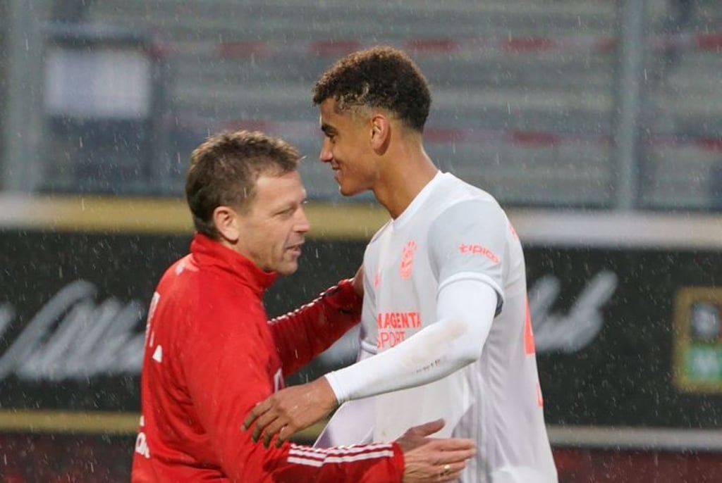 Holger Seitz (l.), sportlicher Leiter vom FC Bayern Campus, kennt FCM-Neuzugang Jamie Lawrence sehr gut.