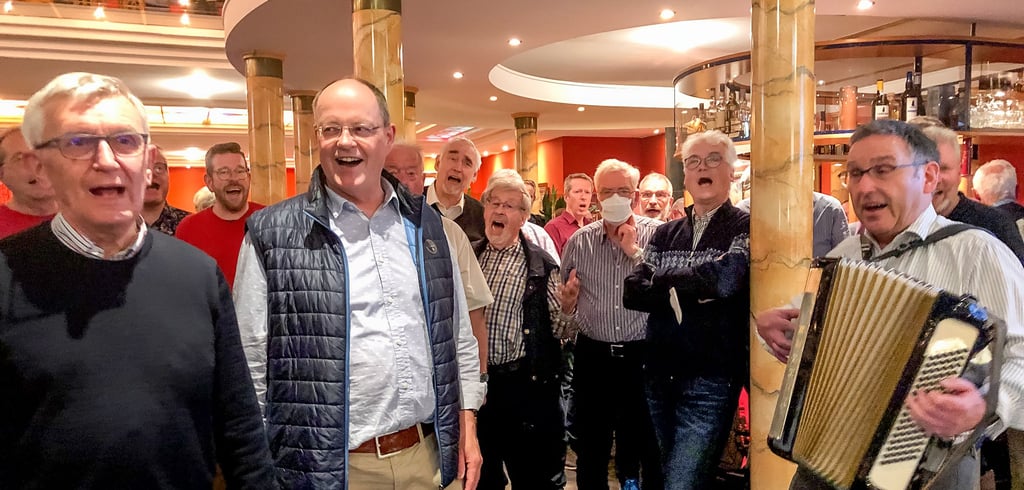 Nach achtstündiger Probenzeit im Ständehaus hatten die Männer vom Kölner Männer-Gesang-Verein immer noch nicht genug. Abends packte Manfred Schreier im Radisson die Quetschkommode aus und dann wurden kölsche Lieder gesungen. Meinolf Rickert (2.v.l.) hatte die Idee, in Merseburg zu proben.