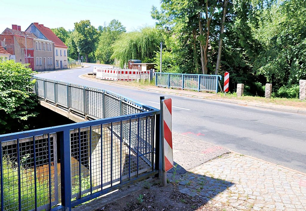 Die Brücke über die Ehle am Loburger Münchentor wird saniert. Ab Montag ist sie daher für den Verkehr gesperrt.