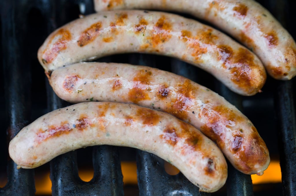 Wer Grillwürste mit gutem Gewissen auf den Rost packen will, sollte zu Bio-Würsten greifen, rät die Zeitschrift „Öko-Test“.