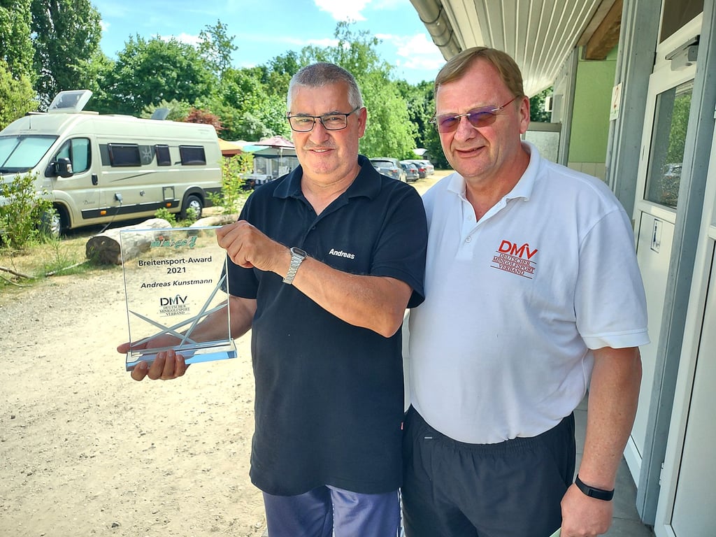 Michael Burkert (rechts) hat Andreas Kunstmann mit dem 3. Breitensport-Award des Deutschen Minigolfsport-Verbandes ausgezeichnet.