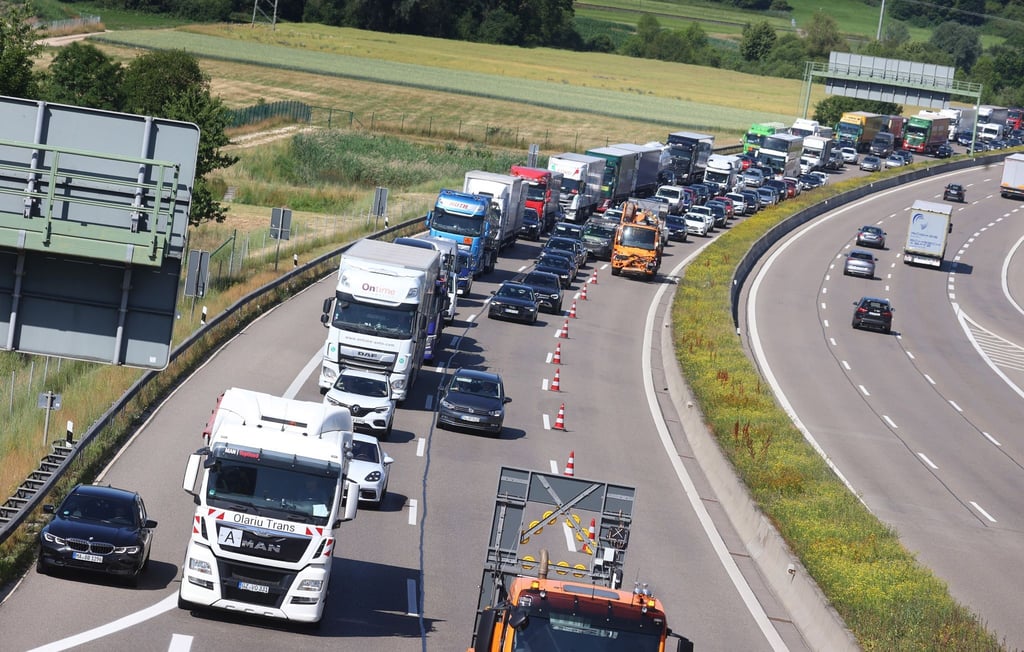 Autos stauen sich auf der A8 vor der Anschlussstelle Günzburg. Wegen der Sprengung einer Weltkriegsbombe musste die A8 zwischen den Anschlussstellen Günzburg und Burgau gesperrt werden.