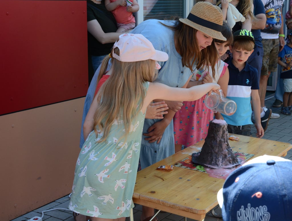 Mit einem Vulkan-Ausbruch startete am 23. Juni 2022 das Forscherfest in der Kita "An der Elbe". An verschiedenen Stationen konnten die Kinder experimentieren und forschen.
