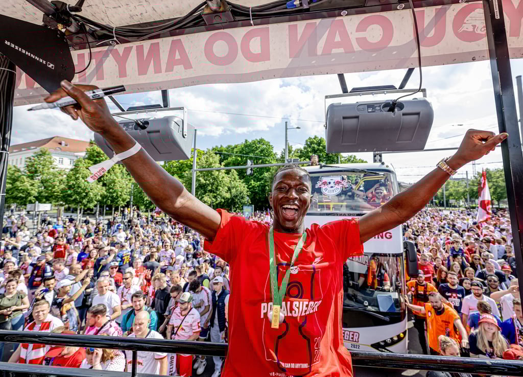Amadou Haidara hier bei der Pokalfeier mit RB Leipzig.