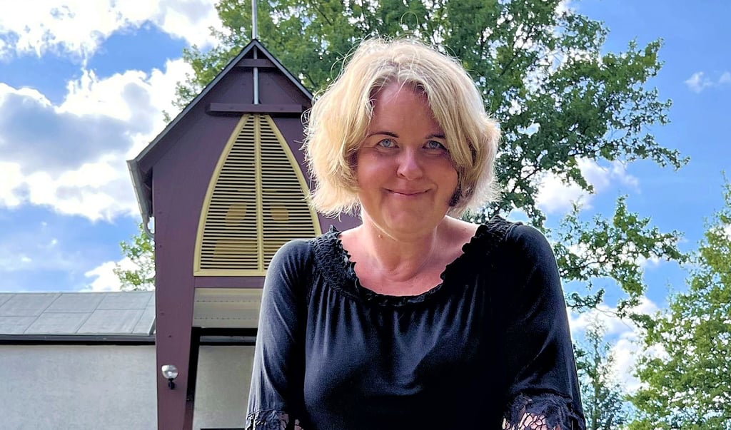 Laurin Singer mit ihrer Einladung vor der Kirche St. Josef in Rathenow, die zur katholischen Pfarrgemeinde Tangermünde gehört.