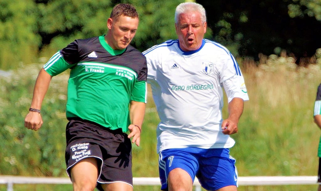 Wolfgang „Paule“ Seguin (rechts) wird mit der FCM-Traditionself zum Vereinsgeburtstag des SV Einheit Bernburg erwartet.