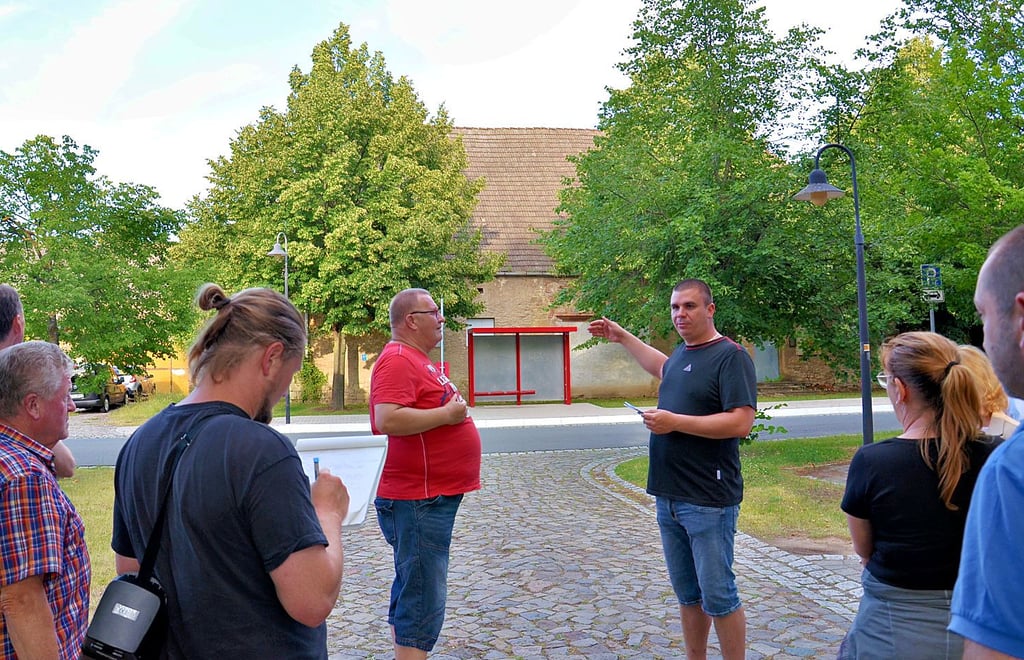 Eine der größten Herzensangelegenheiten stellte Ortsbürgermeister Benjamin Zuck (3. von rechts) beim Rundgang durch Rathmannsdorf mit dem Neubau eines Feuerwehrhauses vor. Sollte das an Stelle der alten Schmiede kommen, hätte der Ort auch einen Schandfleck weniger.
