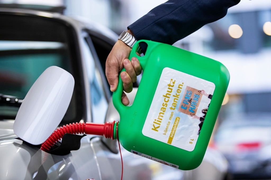 „Klimaschutz könnte man Tanken“ - dieser Satz führt einer neuen Studie zufolge eher in die Irre.
