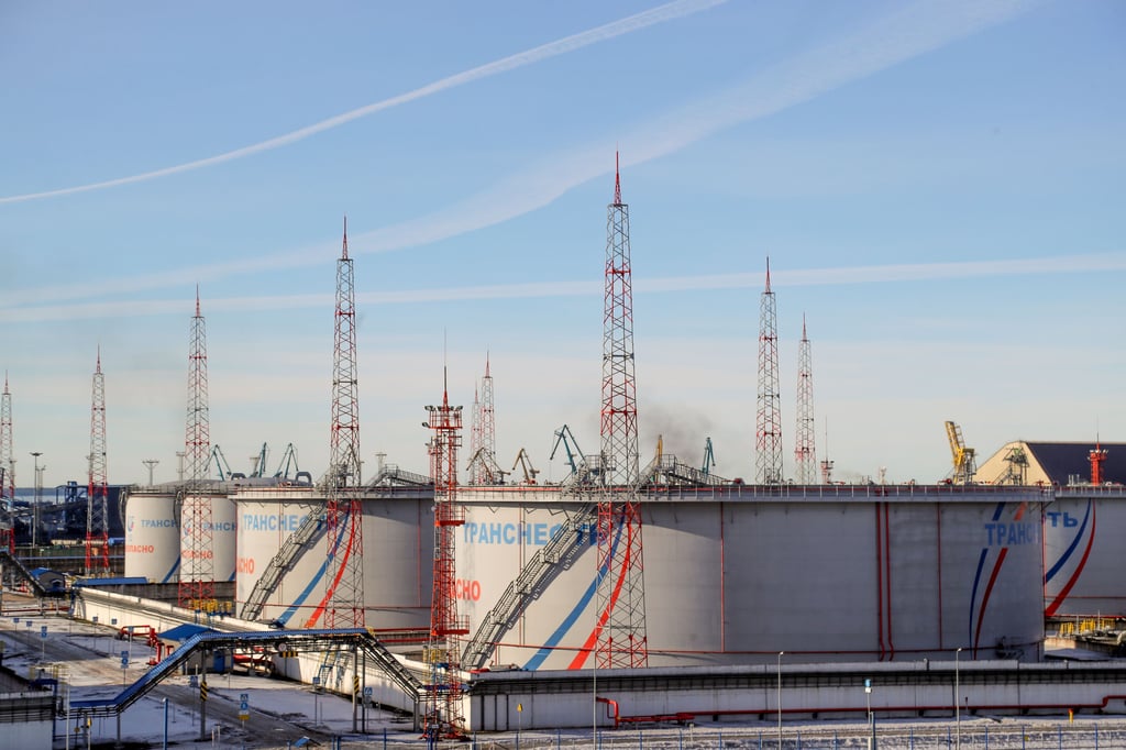 Tanks von Transneft, einem staatlichen russischen Unternehmen, das die Erdöl-Pipelines des Landes betreibt, im Ölterminal von Ust-Luga. Die Auswirkungen eines EU-Ölembargos auf die russische Wirtschaft sind noch unklar.