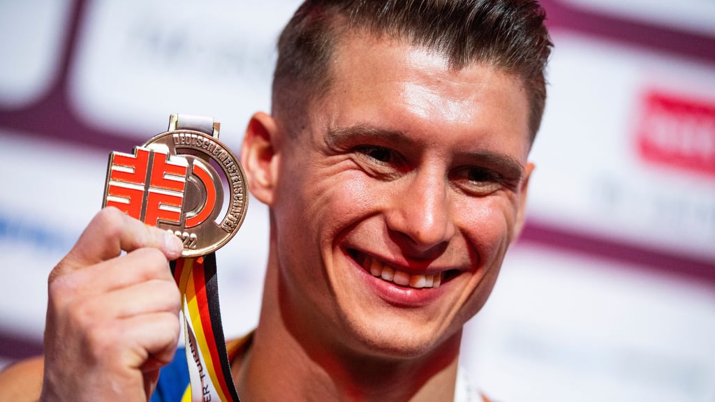 Lukas Dauser strahlt mit seiner Goldmedaille in Berlin