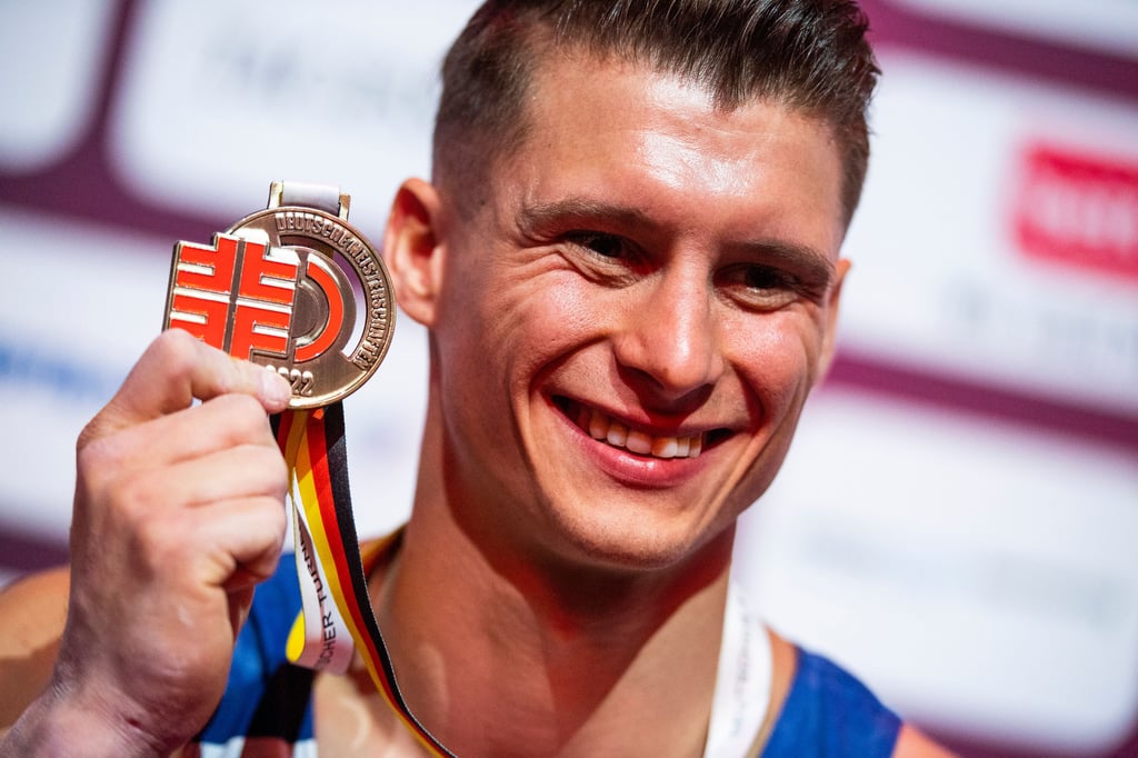 Lukas Dauser strahlt mit seiner Goldmedaille in Berlin