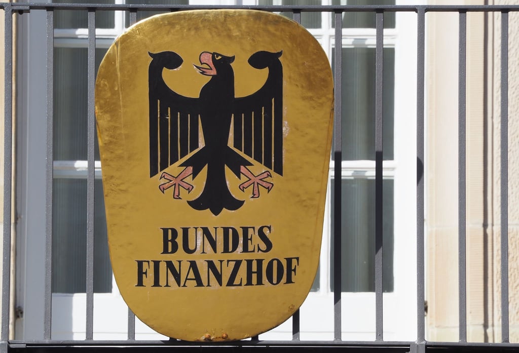 Trauerredner oder artverwandte Berufe im Bestattungsgewerbe dürfen ihre Kosten für schwarze Kleidung nicht von der Steuer absetzen.