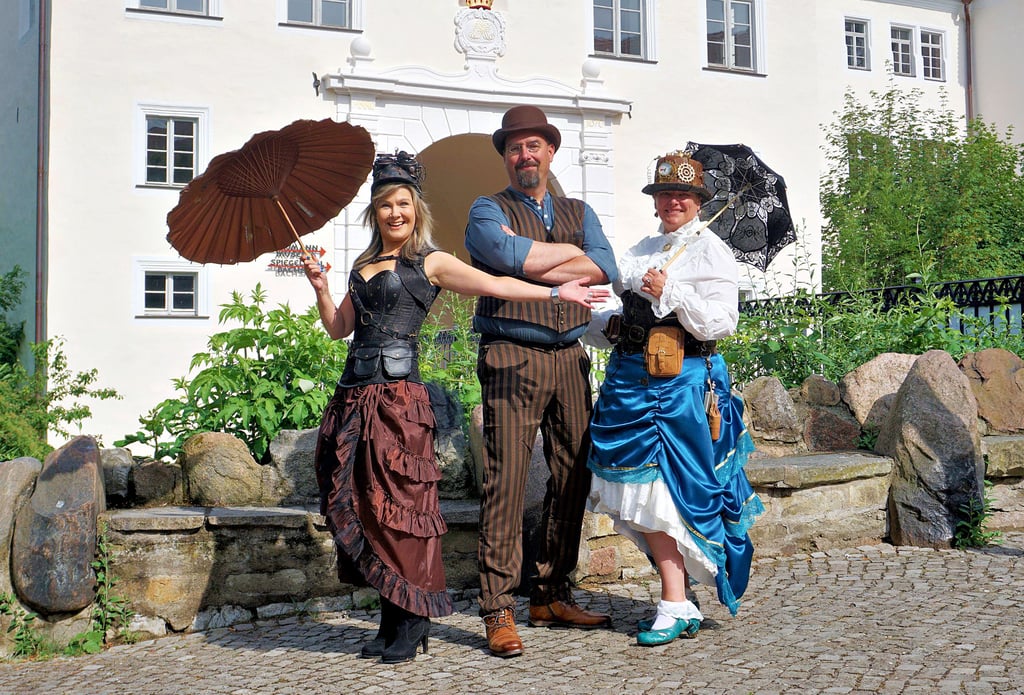 Dresscode Steampunk: Annett Schulze-Hegenbart, Tino Sachse und Beatrix Parthey (von links) haben sich schon einmal in Schale geworfen.