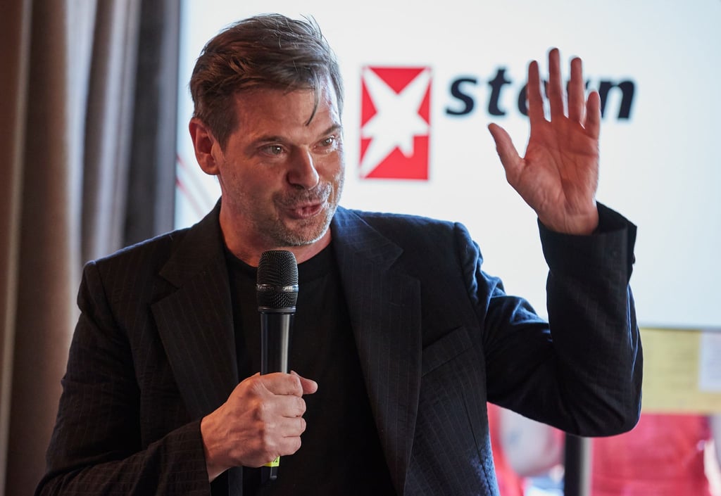 stern-Chefredakteur Gregor Peter Schmitz spricht während der Verleihung des diesjährigen „Stern Preises“ im Hamburger Restaurant Hobenköök.