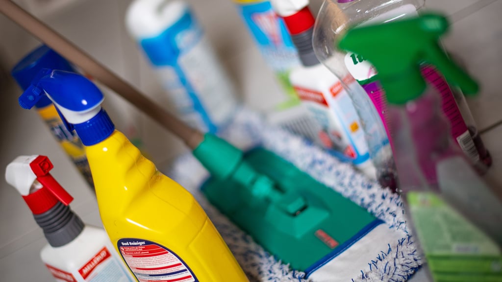 Um nach dem Urlaub entspannt wieder zu Hause anzukommen, ist es praktisch, die Wohnung vorher auf Vordermann zu bringen.