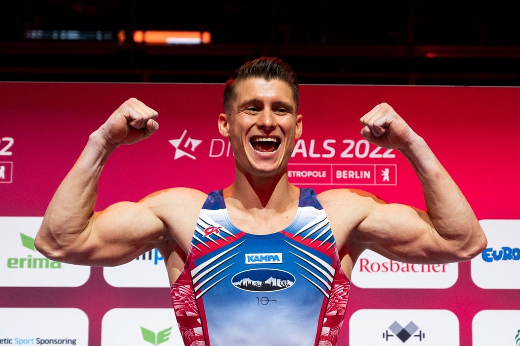Lukas Dauser gewinnt den Wettkampf und jubelt.