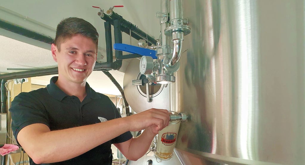 Berufseinstieg: Brauer Maximilian Kohlhase soll künftig das Gesicht hinter dem Jakobus-Bier aus dem Köthener Brauhaus sein.
