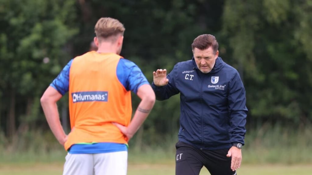 Christian Titz (r.) führte den 1. FC Magdeburg in die zweite Bundesliga. Um diesen Ansprüchen zu genügen, gilt es noch an einigen Stellschrauben zu drehen, wie hier in Wesendorf im Trainingslager.