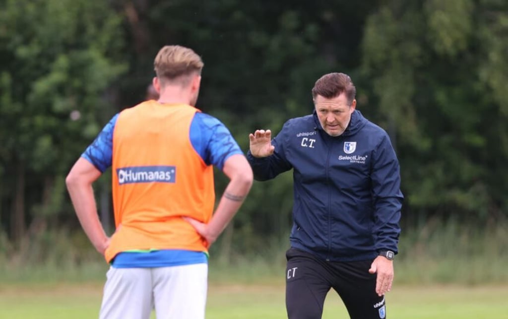 Christian Titz (r.) führte den 1. FC Magdeburg in die zweite Bundesliga. Um diesen Ansprüchen zu genügen, gilt es noch an einigen Stellschrauben zu drehen, wie hier in Wesendorf im Trainingslager.