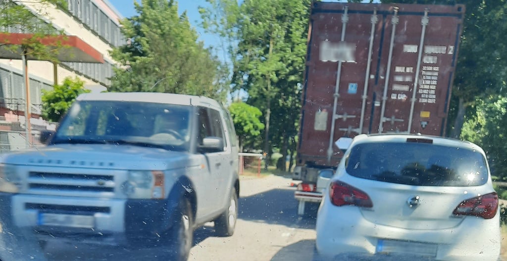 Auf der Umleitungsstrecke auf der Westpromenade vor der Sekundaschule in Kalbe ist es sehr eng. Im Begegnungsfall müssen Lkw auch über den Gehweg rollen. Das birgt Gefahren.