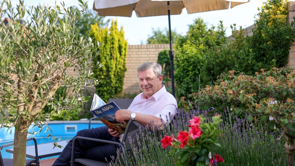 Zwischen Olivenbaum und Lavendel: Lutz Trümper wenige Tage vor dem Ende seiner Amtszeit  als Magdeburger Oberbürgermeister im Garten seines Hauses in Magdeburg.