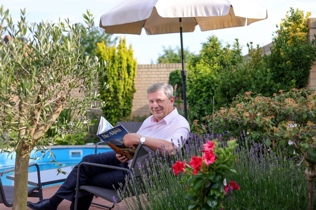 Lutz Trümper in seinem Garten. Er ist der erste Ehrembürger der Universität Magdeburg. 