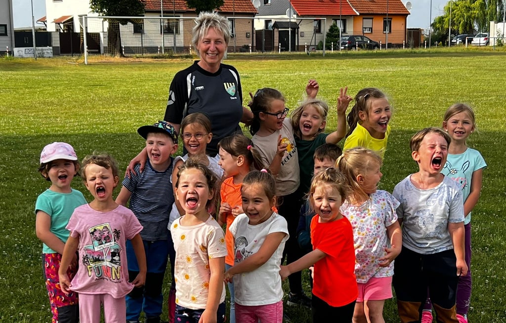 16 Kinder zwischen vier und sieben Jahren aus Radegast, Weißandt-Gölzau, Stumsdorf und anderen Orten gehören der Abteilung Kindersport des SV Schwarz-Geld Radegast an. Dana Brettschneider ist ihre Übungsleiterin.