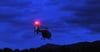 Ein Hubschrauber fliegt in die Dunkelheit.