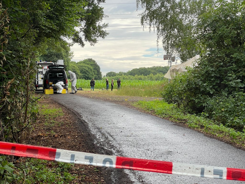 Einsatzkräfte der Spurensicherung arbeiten am Fundort einer Leiche.