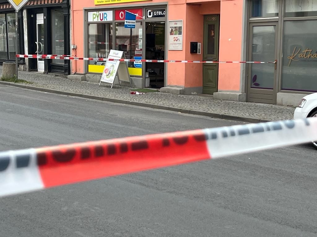 Eine Frau wurde in der Halleschen Straße mit einem Messer angegriffen.