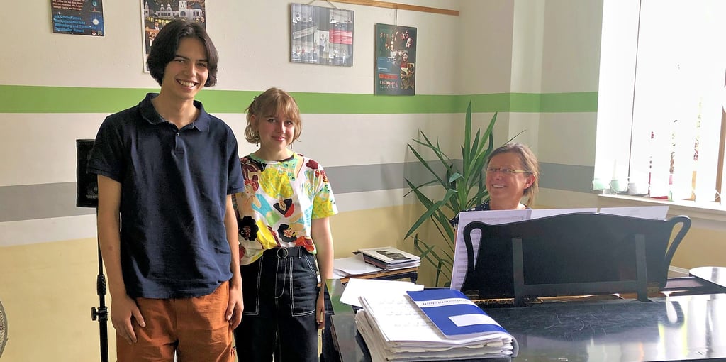 Erfolgreiche Sänger: Jassin Awadallah und Jenai Ketelaar, am Flügel Lehrerin Mechthild Andersch