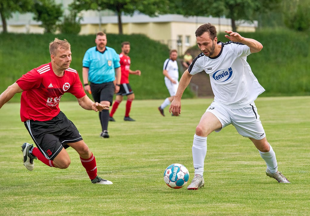 Lucas Hoffmann (r.), hier im mit 2:0 gewonnenen Halbfinale gegen Wacker Wengelsdorf, trifft mit dem BSC 99 Laucha am Samstag im Endspiel des Burgenlandpokals auf den gastgebenden 1. FC Zeitz.
