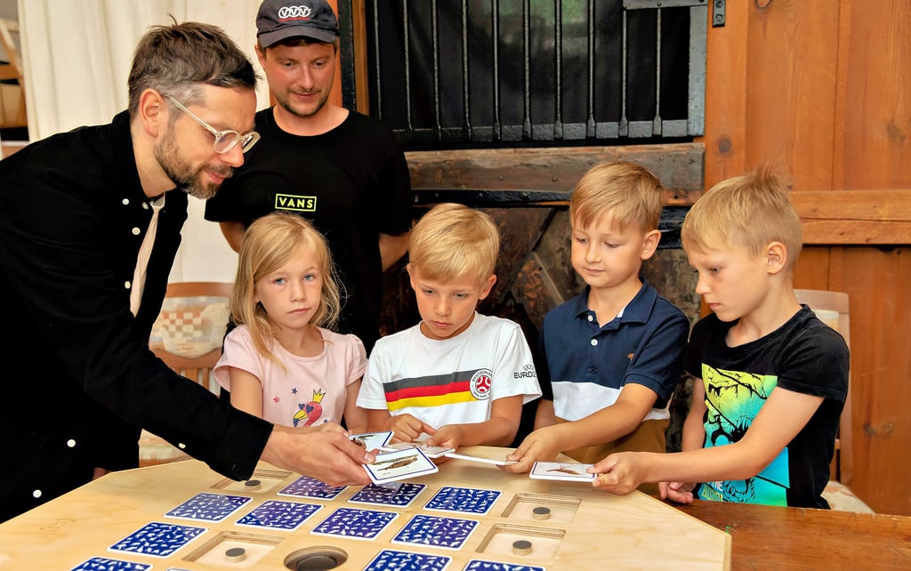 Mit Kindern der Regenbogenschule probiert Alexander Rex (li.) das Vogel-Memory aus. Museumspädagoge Martin Moresco begleitete das Projekt.