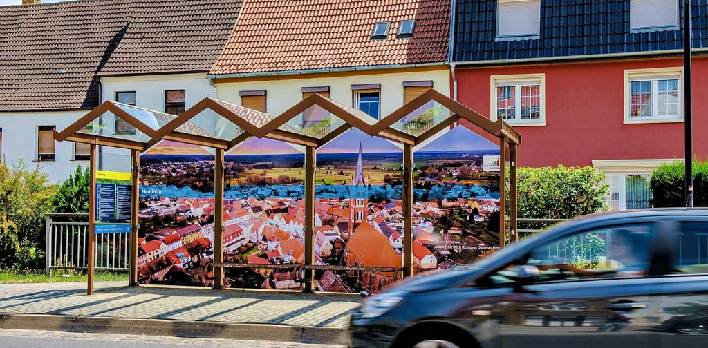 Auch eine Art Passage ist in Kemberg in der Leipziger Straße die Bushaltestelle, die eine Aufnahme der Stadt mit Blick in die Dübener Heide zeigt.