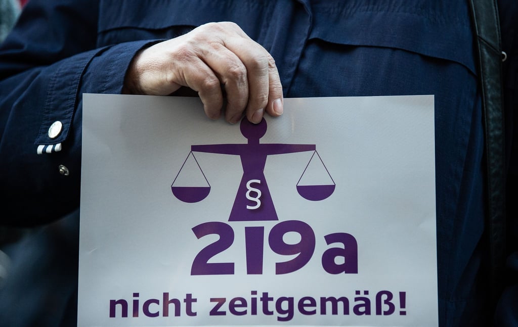 Schild bei einem Protest gegen Paragraf 219a StGB (Archivbild). Der Paragraf regelt das Verbot, für Schwangerschaftsabbrüche zu werben.