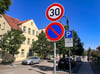 Gut sichtbar steht das Tempo-30-Schild am Eingang der Poststraße in Thale.