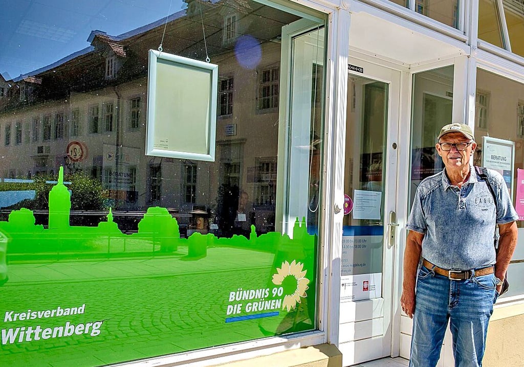 Ernst Schulz vor dem Büro des  Kreisverbands der Grünen. 