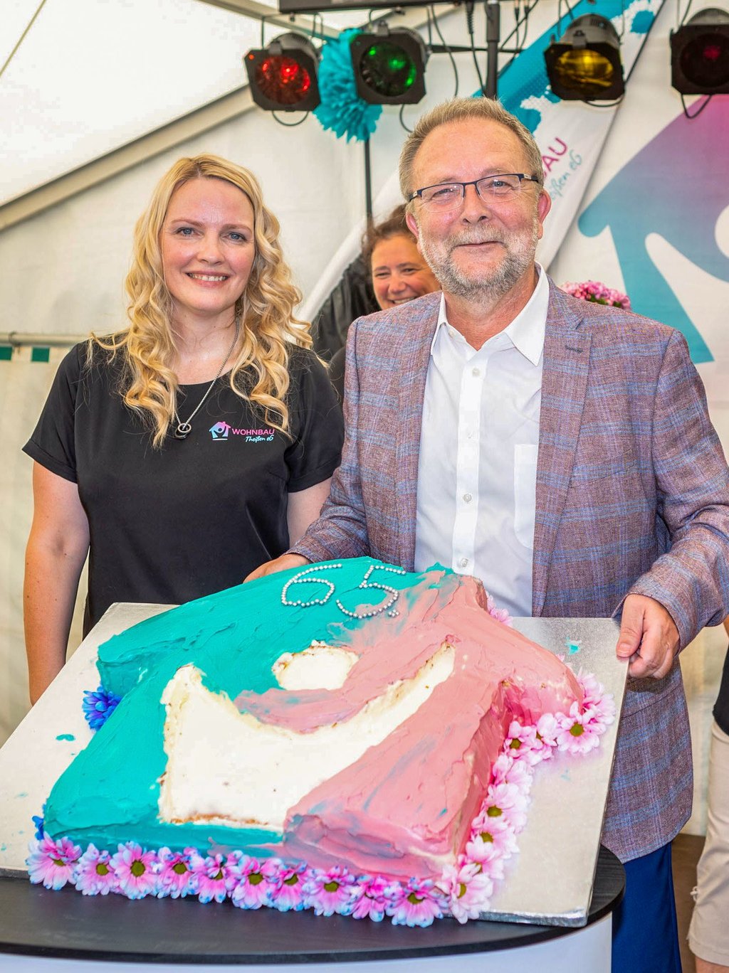 Vorstandsvorsitzende Birthe Schütze hat am Donnerstag gemeinsam mit Ronald Meißner, Verbandsdirektor der Wohnungsgenossenschaften Sachsen-Anhalt, das Jubiläum der Wohnbau Theißen gefeiert.