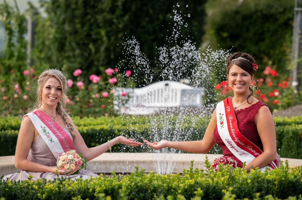 Die noch amtierende Rosenkönigin Angi I und Rosenprinzessin Juli II. im Sangerhäuser Europa-Rosarium.