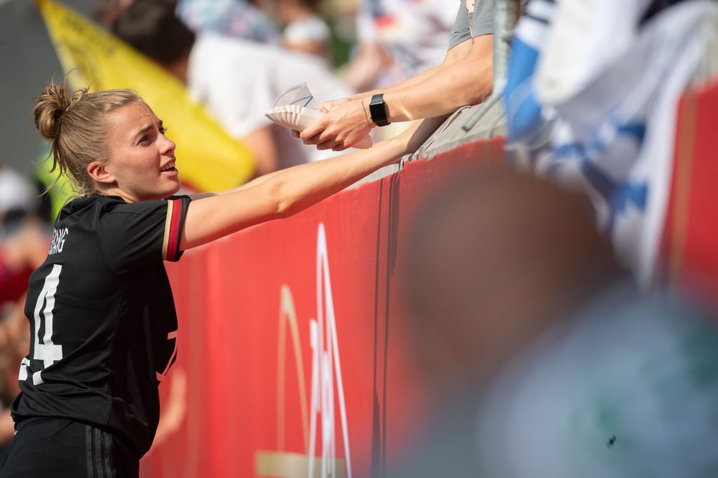 Spürt keinen Neid auf die finanziellen Bedingungen im männlichen Profi-Bereich: Nationalspielerin Laura Freigang.