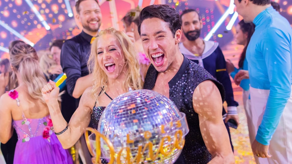 "Let's Dance": Zirkusartist René Casselly und seine Tanzpartnerin Kathrin Menzinge jubeln mit ihrem Pokal.