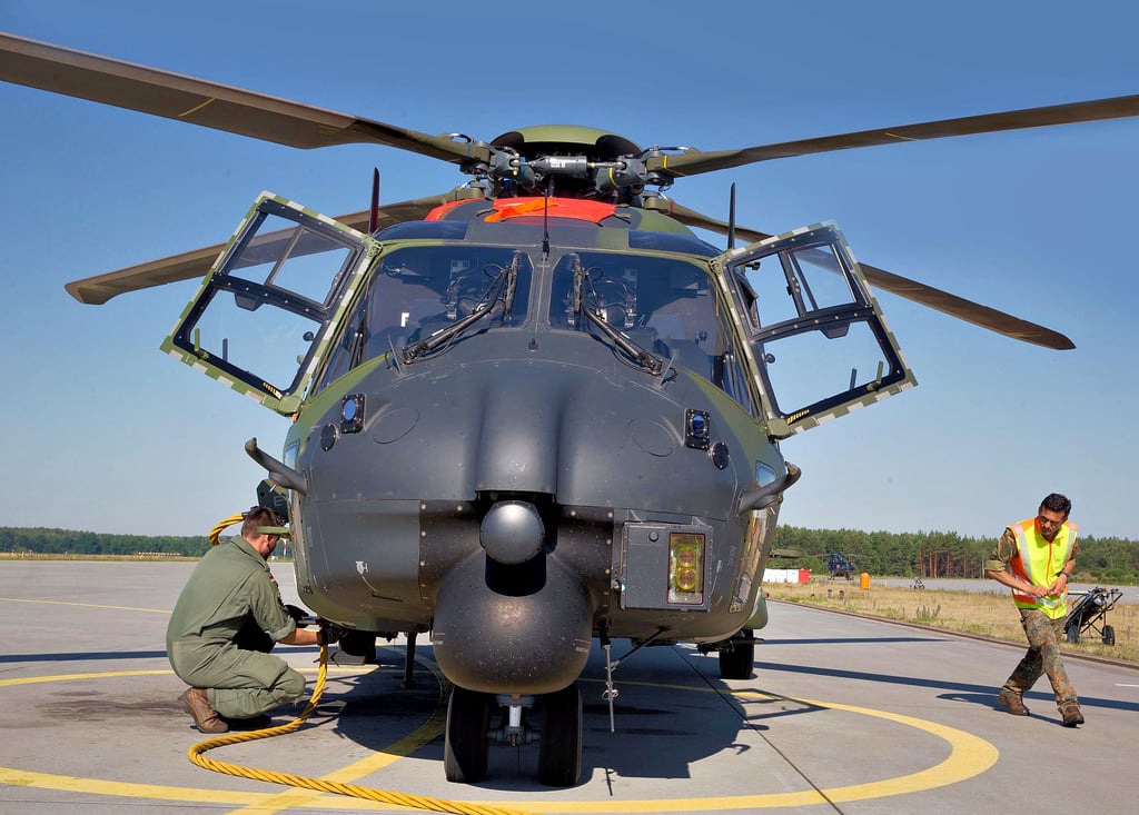Techniker bereiten eine der Maschinen im Fliegerhorst Holzdorf auf den nächsten Einsatz vor.