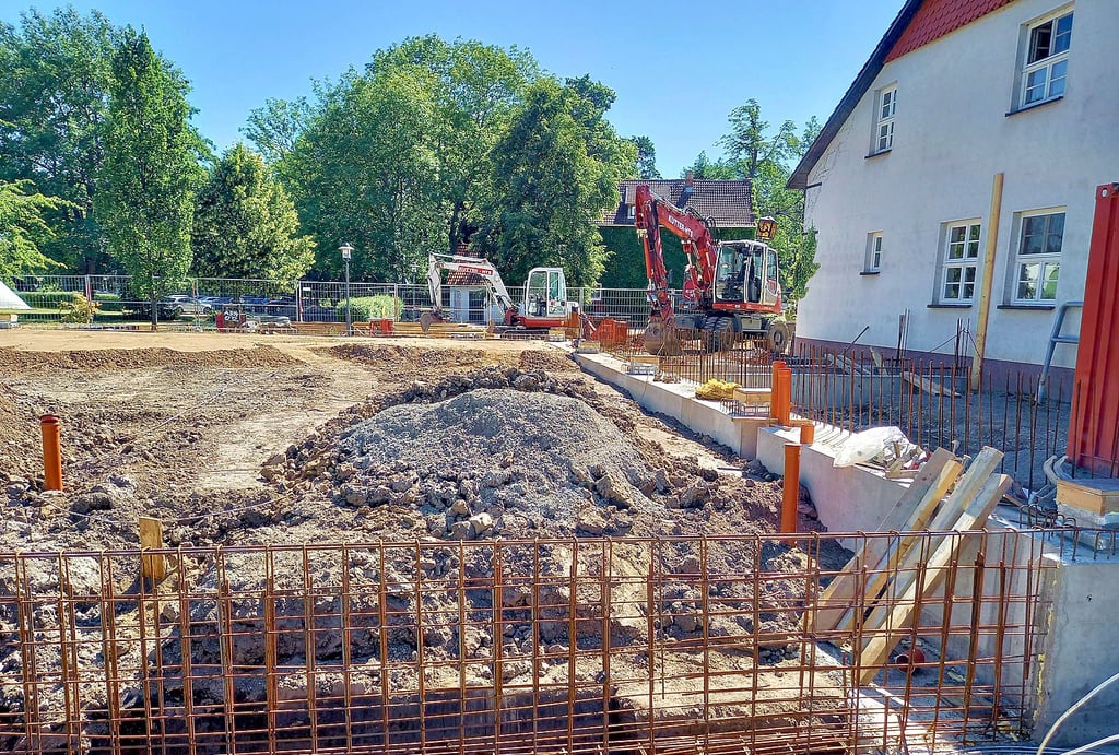 Direkt neben dem bisherigen Speiseraum wird die neue Mensa der Grovesmühle errichtet. In ihr sollen künftig 120 Menschen Platz finden.