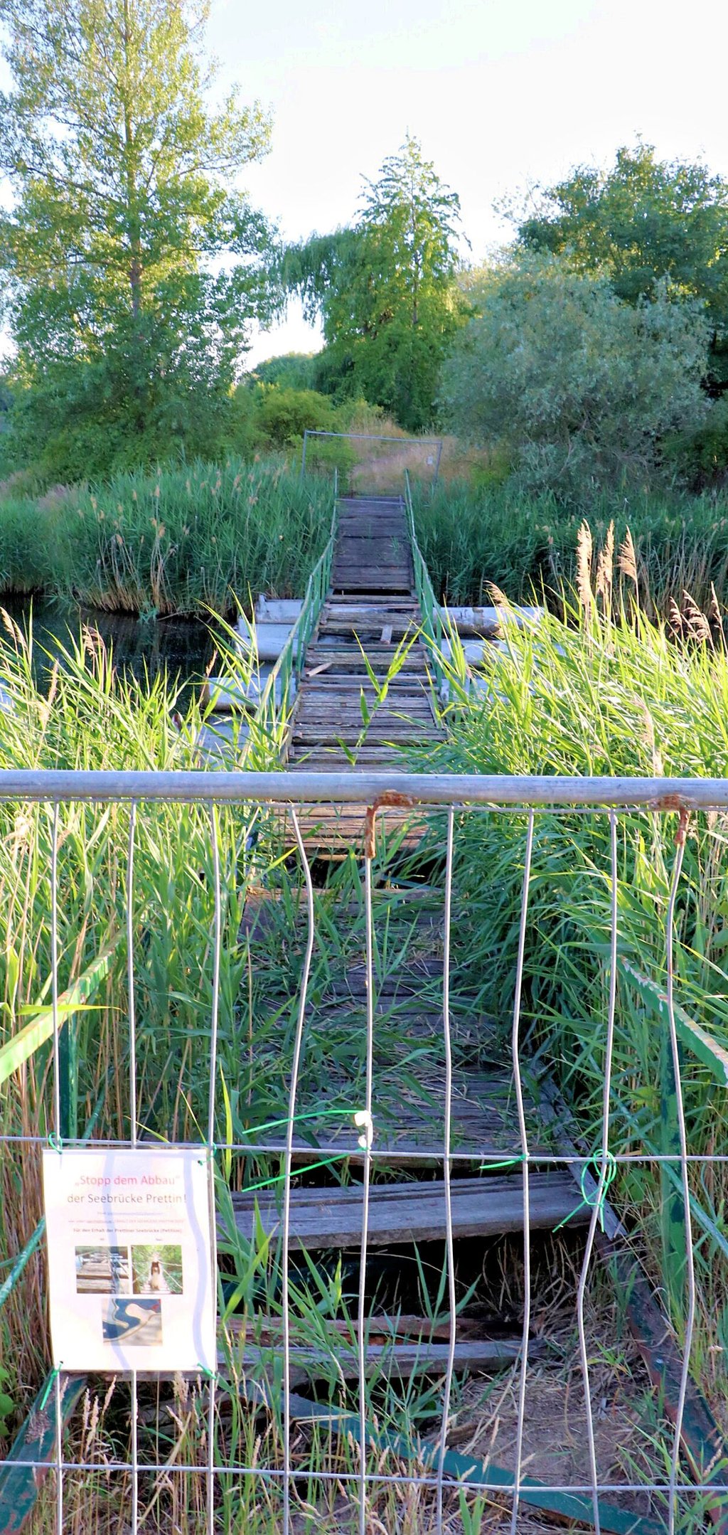 Seit Jahren ist die Brücke am Prettiner Kiessee gesperrt. Seit Jahren ist das Bemühen um Ersatz auch wieder mal Thema. Doch ist das realistisch? Der Stadtrat hat sich mit dem Thema und einem Einwohnerantrag befasst.